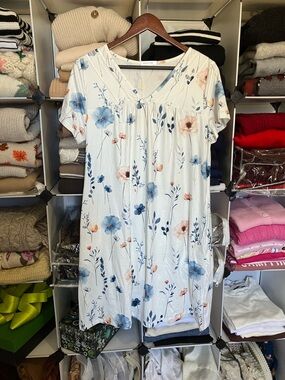 NWT Floral Nightgown with Pockets
